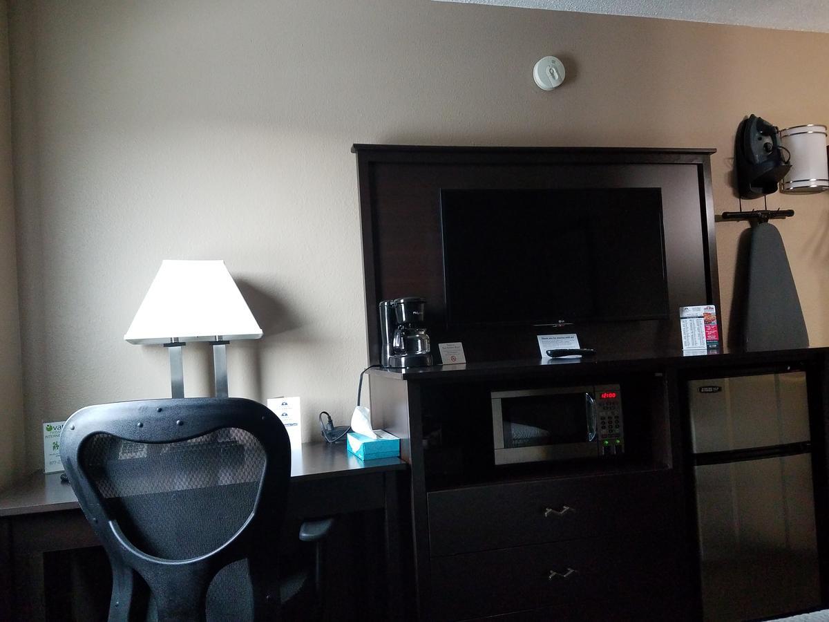 Americas Best Value Inn&Suites Bismarck Extérieur photo